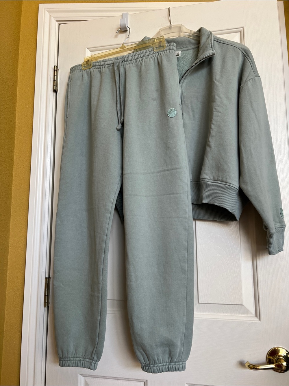 Pink ( Victoria Secret ) sweatshirt sets
( jogger Small ) tops medium )